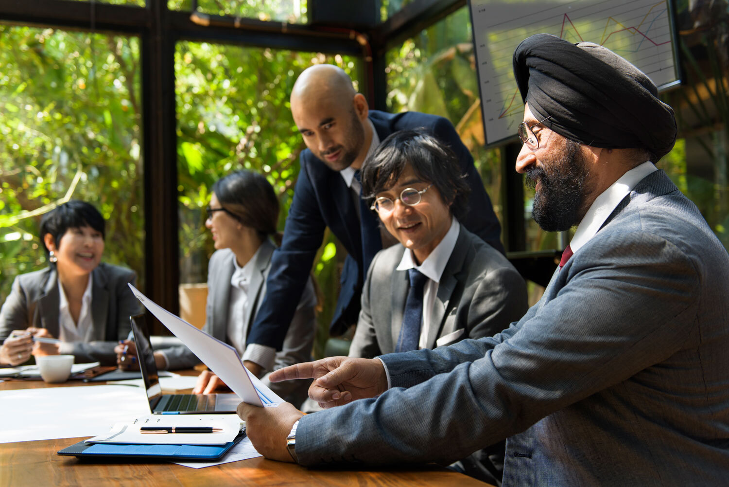 How an Employer of Record Helps You Stay Compliant in Any Country